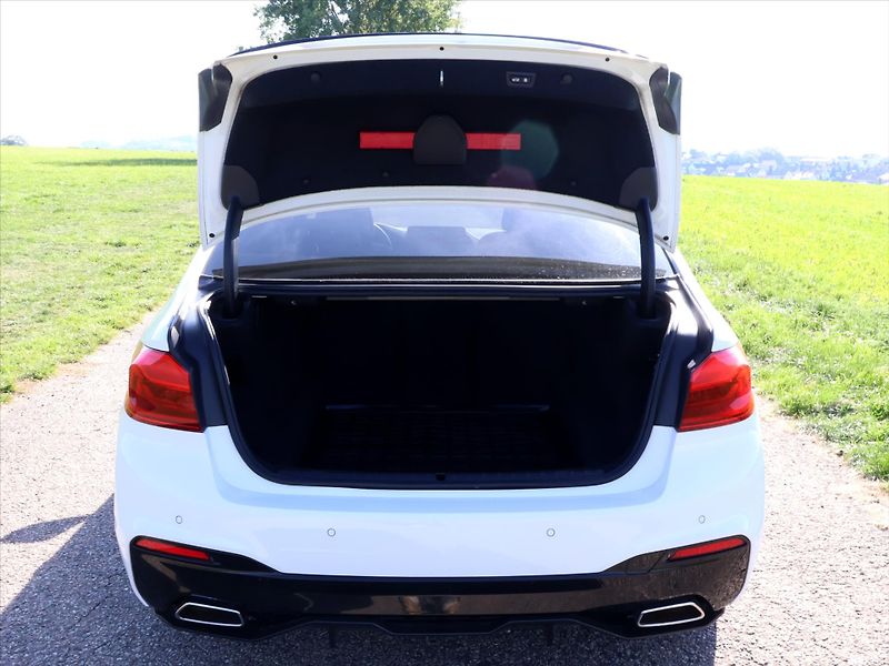 BMW Řada 5 3,0 530d 195kW xDrive CZ - fotka 9 z 39
