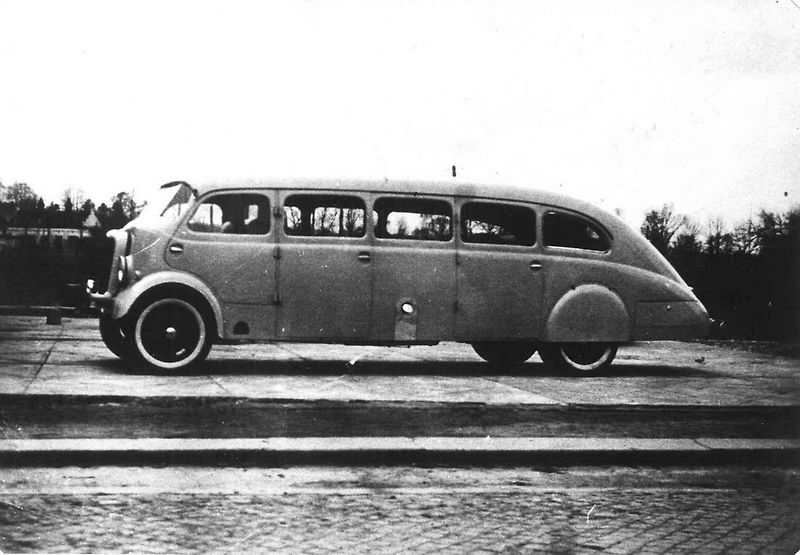 Unikátní automobil byl pracovnou, konferenční místností i ložnicí v jednom