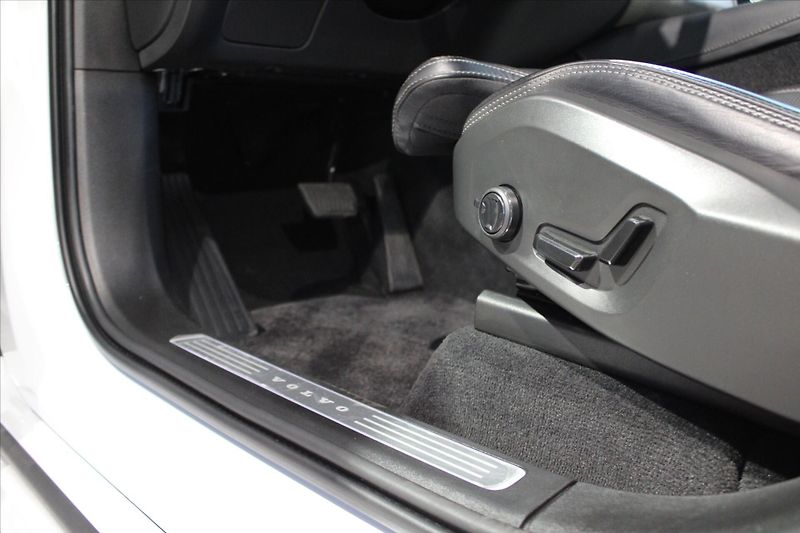 Volvo XC90 B5 AWD 173 kW Inscription Pole - fotka 12 z 36