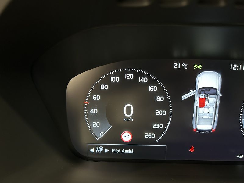 Volvo XC90 2.0 B5 4x4 Inscription - fotka 23 z 36