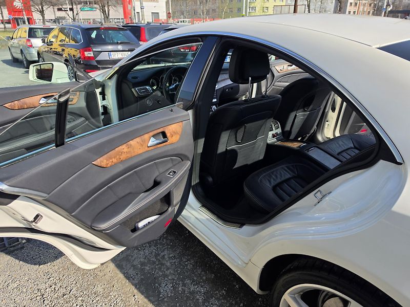 Mercedes-Benz CLS 350CDI 4-MATIC Harman&Kardon  - fotka 16 z 39