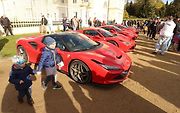 Luxusní supersporty projely západ Čech, milionové rarity přibrzdily v Kynžvartu