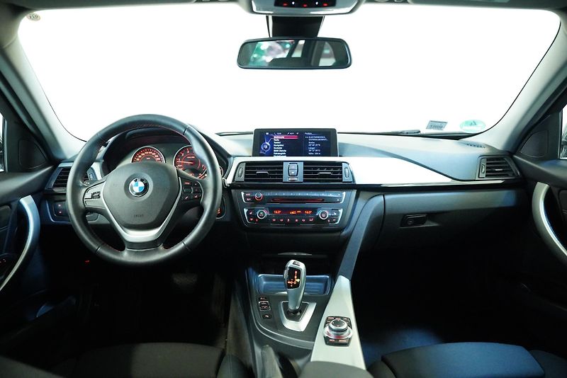 BMW Řada 3 - fotka 2 z 25
