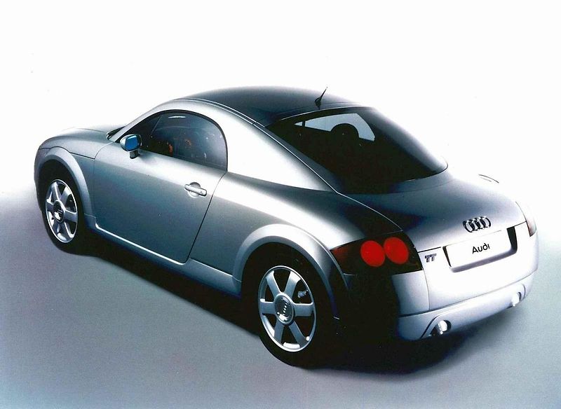 Původní koncept Audi TT spolu s limitovanou edicí TT RS Coupé Iconic Edition