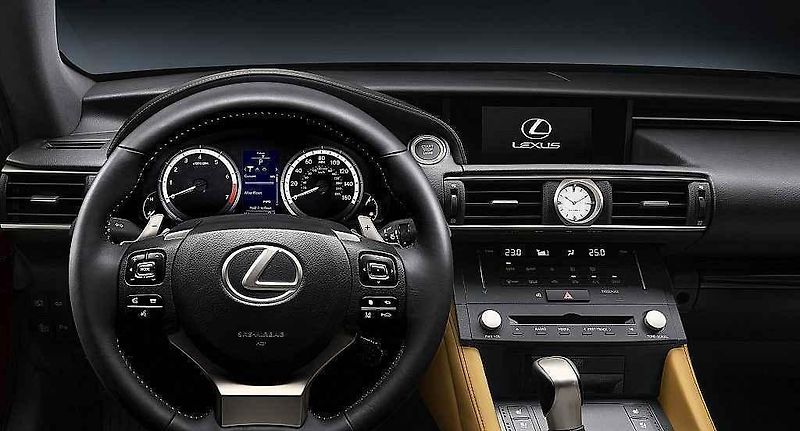 Lexus RC.