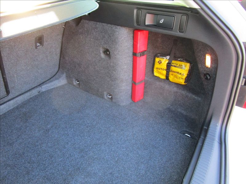 Škoda Octavia Combi 1.6TDi Greenline, Bi-xen - fotka 48 z 56