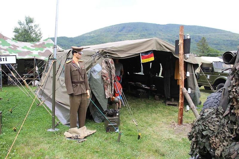 Majitel Tatry 128 František Zimmermann za volantem. Jeho vůz byl středem pozornosti vojenského kempu v Oseku u Duchcova.
