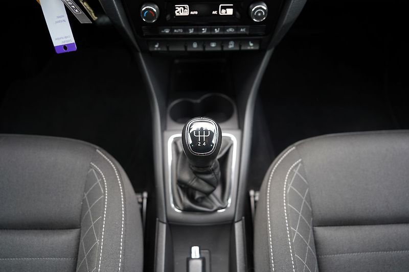 Škoda Rapid 1.0 TSI  Style, manuál, ČR - fotka 33 z 39