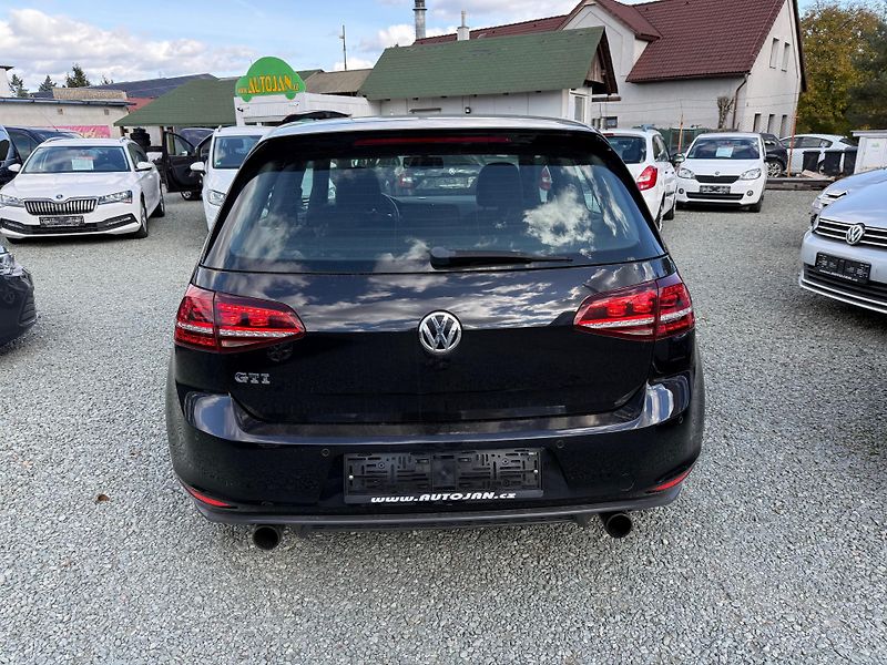 Volkswagen Golf 2.0 GTI - fotka 6 z 13