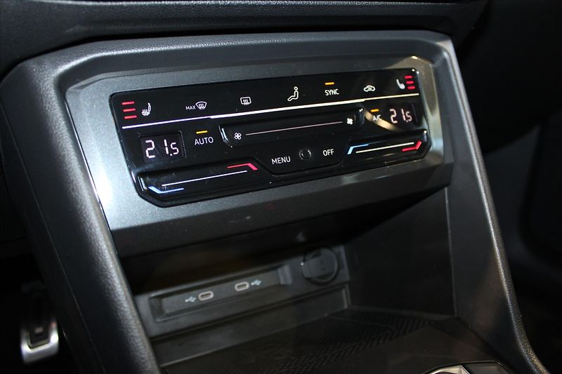 Volkswagen Tiguan TDi DSG 4MOTION IQ.Light/ACC/T - fotka 25 z 33