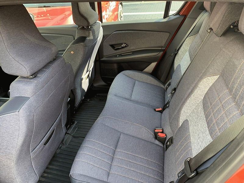 Renault 4 E-TECH (2025) Techno 150 k comfort range - fotka 9 z 15