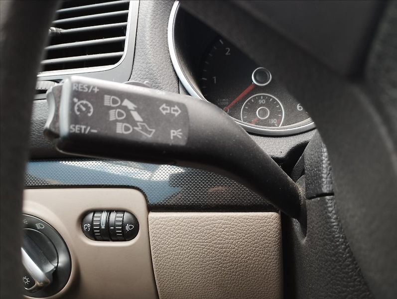 Volkswagen Golf 1,6 TDi 77KW - fotka 14 z 16