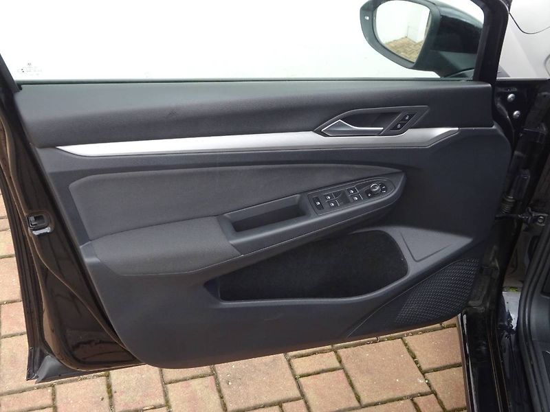 Volkswagen Golf (2022) 1,0 TSi/ 81kW  Life - fotka 19 z 28