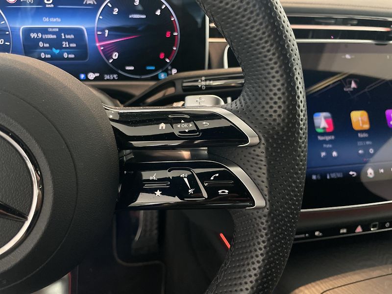 Mercedes-Benz Třídy E E 220d 4Matic AMG - fotka 28 z 41