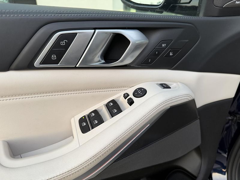 BMW X5 (2019) BMW / X5 / M50i xDrive / FULL - fotka 18 z 25