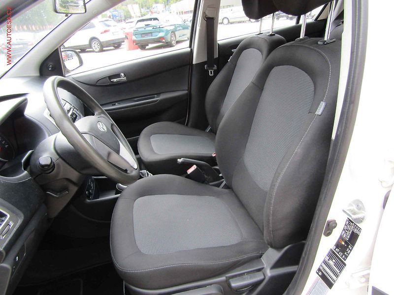 Hyundai i20 (2013) 1.3i, AC, TZ - fotka 9 z 16