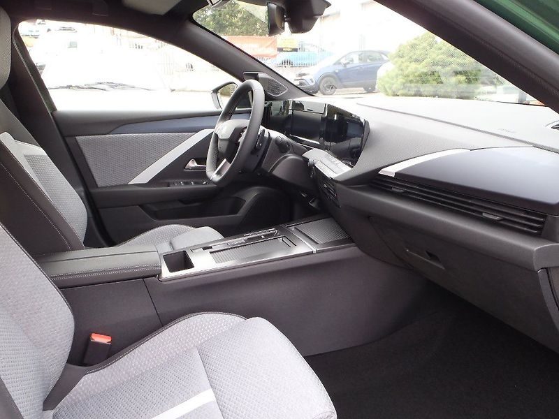 Opel Astra ST Edition Hybrid 1.2 Turbo - fotka 10 z 33
