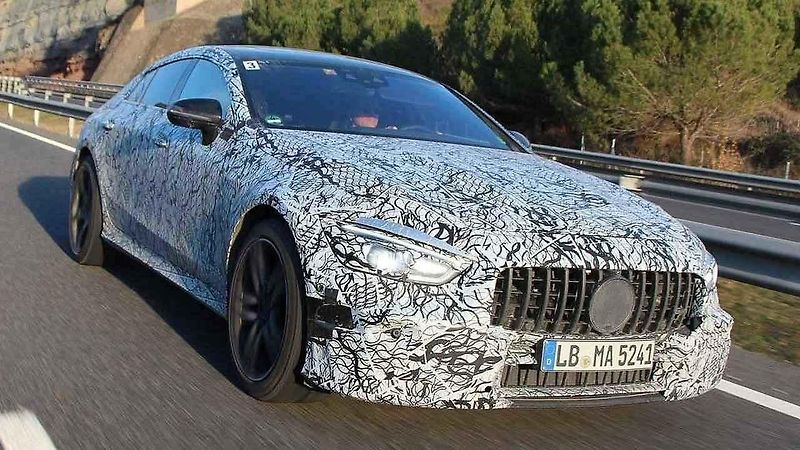 Maskovaný prototyp čtyřdveřového Mercedesu-AMG GT.