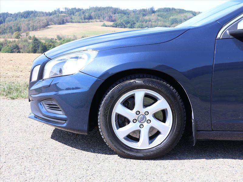 Volvo V60 2,4 D4 V5 Aut. AWD R-design - fotka 25 z 32