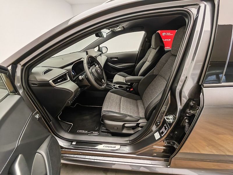 Toyota Corolla 1,8 Hybrid e-CVT Style - fotka 25 z 40