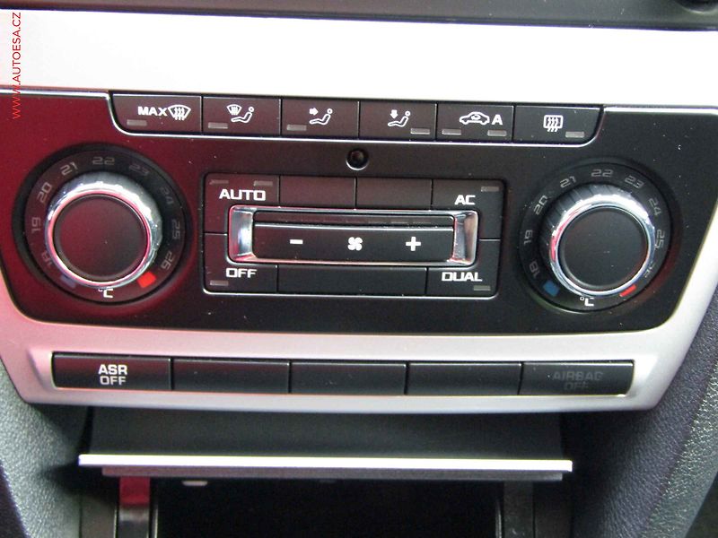 Škoda Octavia (2009) 1.6 TDi, Ambiente, xenon - fotka 13 z 17