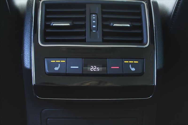 Škoda Superb 2.0TDI 147kW DSG 4x4 STYLE - fotka 30 z 34