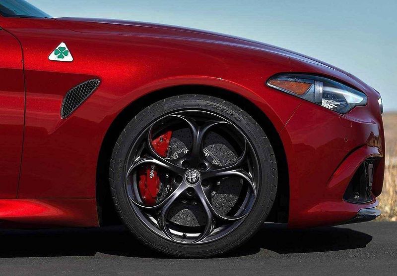 Neoficiální ilustrace Alfy Romeo Giulia Coupe Quadrifoglio.