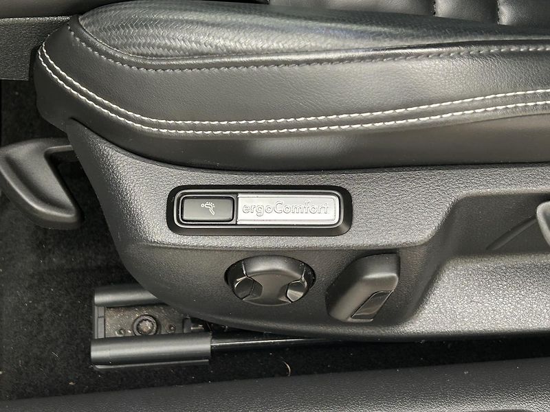 Volkswagen Passat 2.0 TDI 4x4 R-Line - fotka 23 z 31