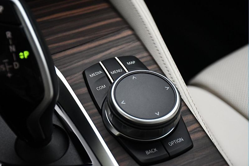 BMW Řada 5 540i xD LUXURY HUD LASER TAŽNÉ - fotka 27 z 46