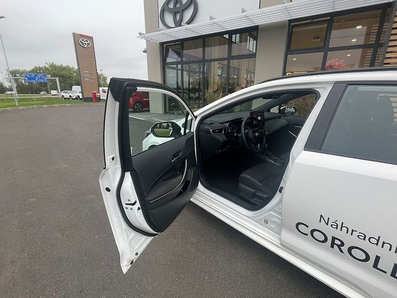 Toyota Corolla 1.8 Hybrid Comfort Tech - fotka 15 z 28