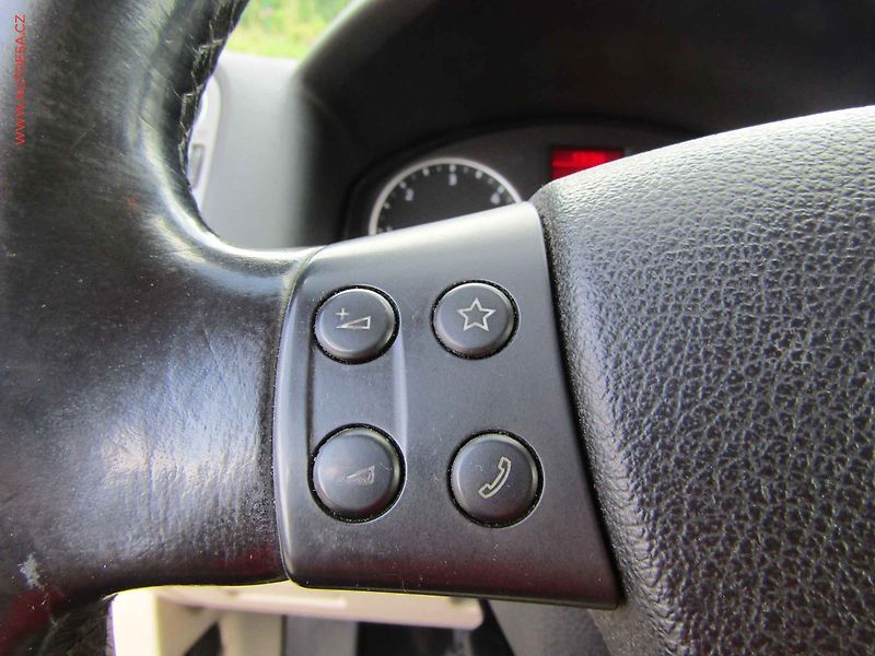 Volkswagen Tiguan (2009) 2.0 TDI 4x4, autoAC - fotka 14 z 20