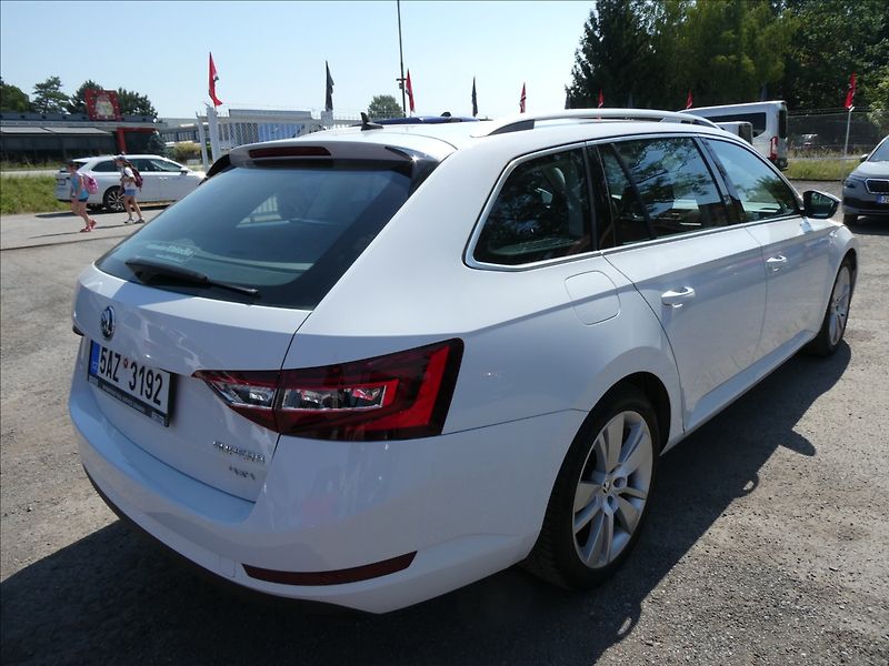 Škoda Superb 2,0 TDi 140kW DSG 4x4,STYLE,ČR - fotka 9 z 49
