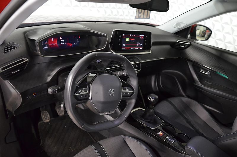 Peugeot 2008 (2021) 1.2PT 130k Allure TOP stav - fotka 9 z 18