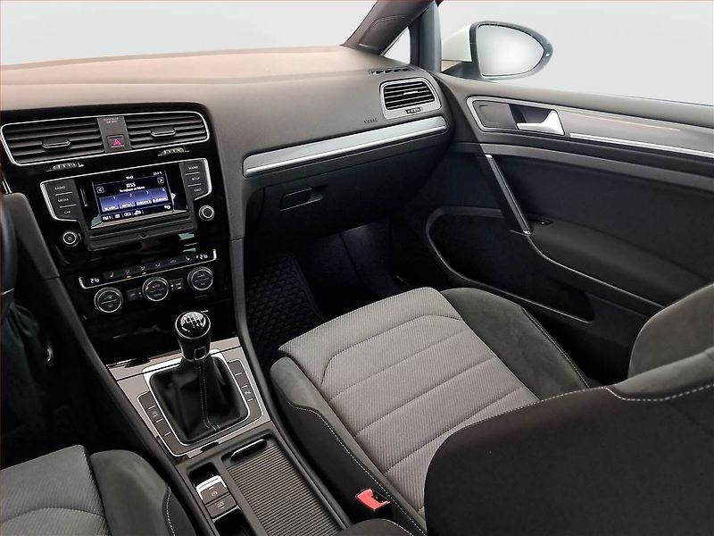 Volkswagen Golf (2017) R-Line 1.2 TSI - fotka 8 z 16