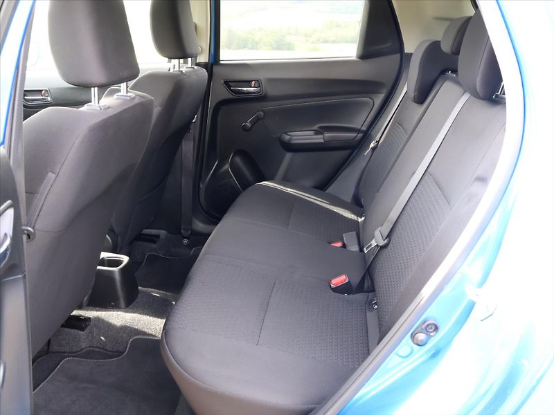 Suzuki Swift 1,2 DualJet 66kW Comfort 1.Maj - fotka 12 z 27