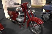 Mezi vystaveným prototypy je i tento skútrový motocykl z roku 1958