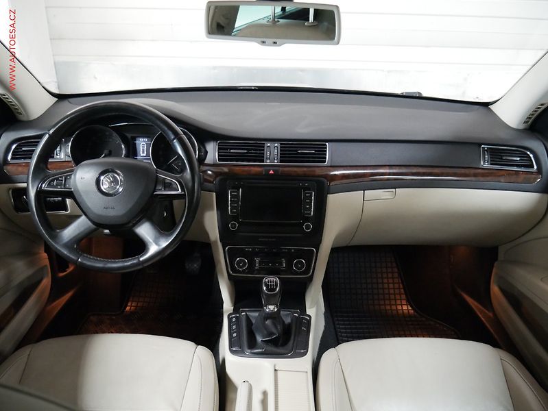 Škoda Superb (2013) 1.6 TDi, Navi, bixen, kůže - fotka 8 z 26