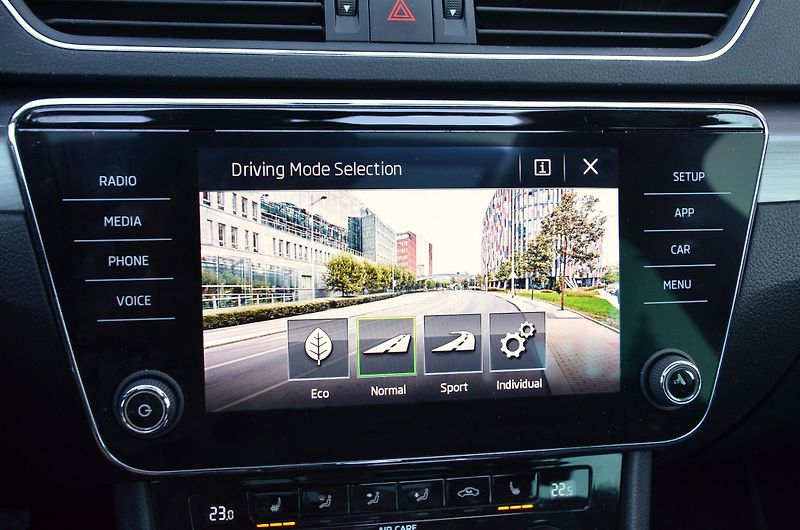 Škoda Superb (2017) 1.8 TSi DSG STYLE / ČR / PANO - fotka 35 z 46