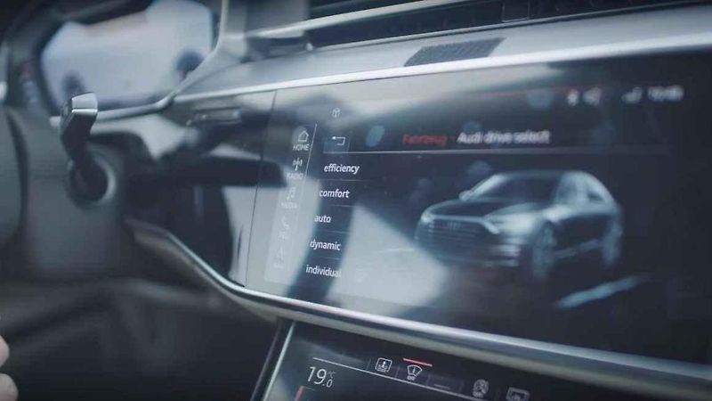 Staromódní test pro auto napěchované moderními technologiemi.