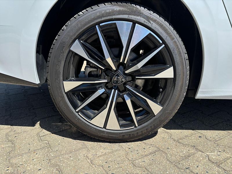 Peugeot 308 SW ALLURE Hybrid - fotka 19 z 20