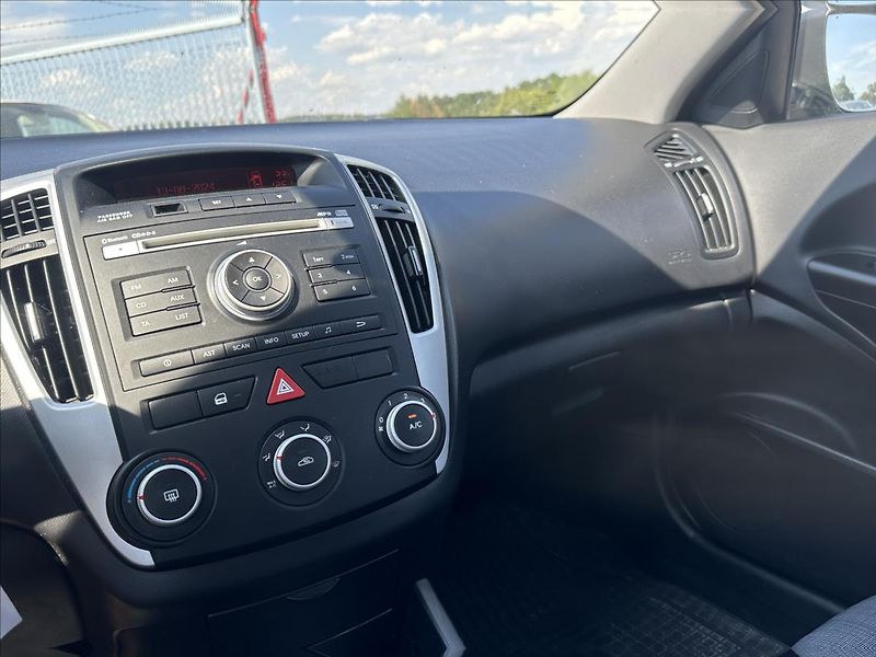Kia Ceed 1,6 CRDi 85kW Exclusive - fotka 10 z 28
