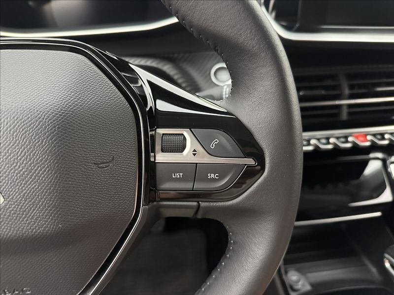Peugeot 2008 1,2 DPH VÝHŘEV ALLURE+ 1MAJ ČR - fotka 11 z 42