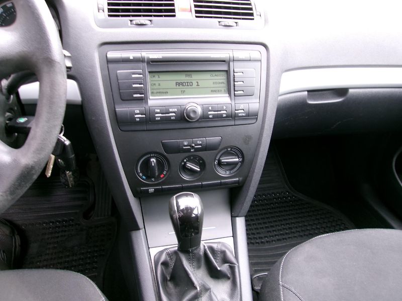 Škoda Octavia (2008) 1.6i - fotka 12 z 15