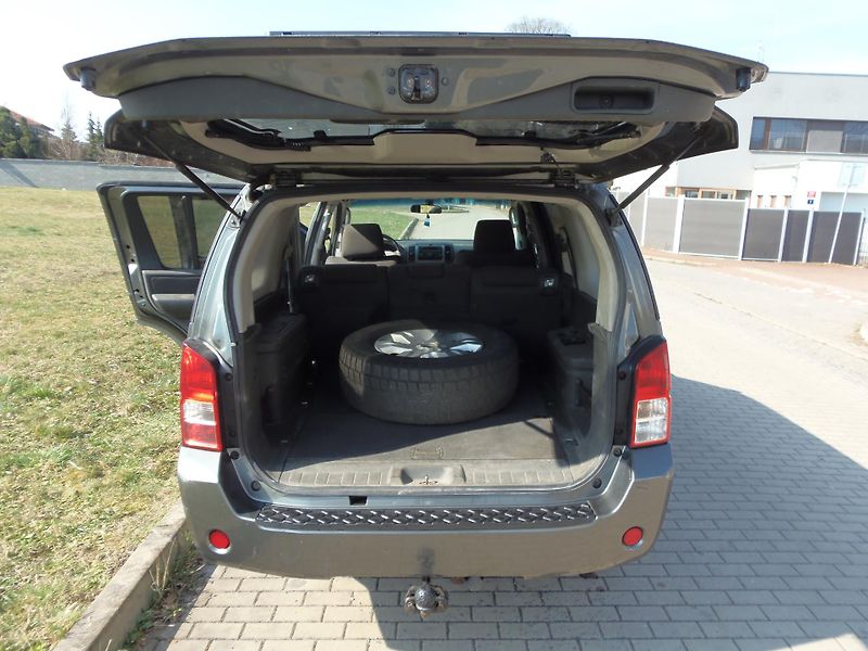 Nissan Pathfinder (2006) 2.5 DCi 4x4 manuál redukce  - fotka 12 z 23