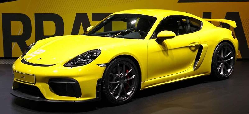 Ojeté Porsche 718 Cayman GT4 patří k velmi luxusním vozům.