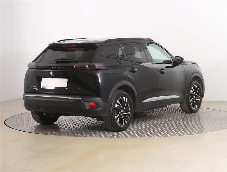Peugeot 2008 (2022) GT 50 kWh, SoH 100% - fotka 5 z 22