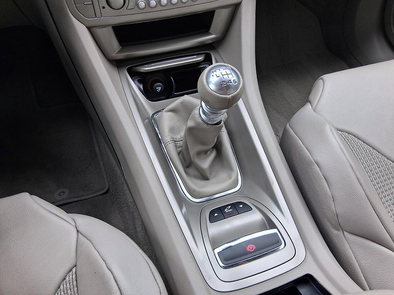 Citroën C5 EXCLUSIVE 2.0 HDi 120 kW - fotka 17 z 25