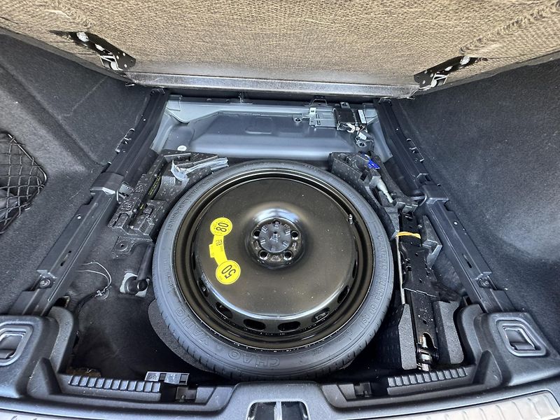 Volvo V60 B4 FWD PLUS DARK // 1. Maj. - fotka 30 z 46