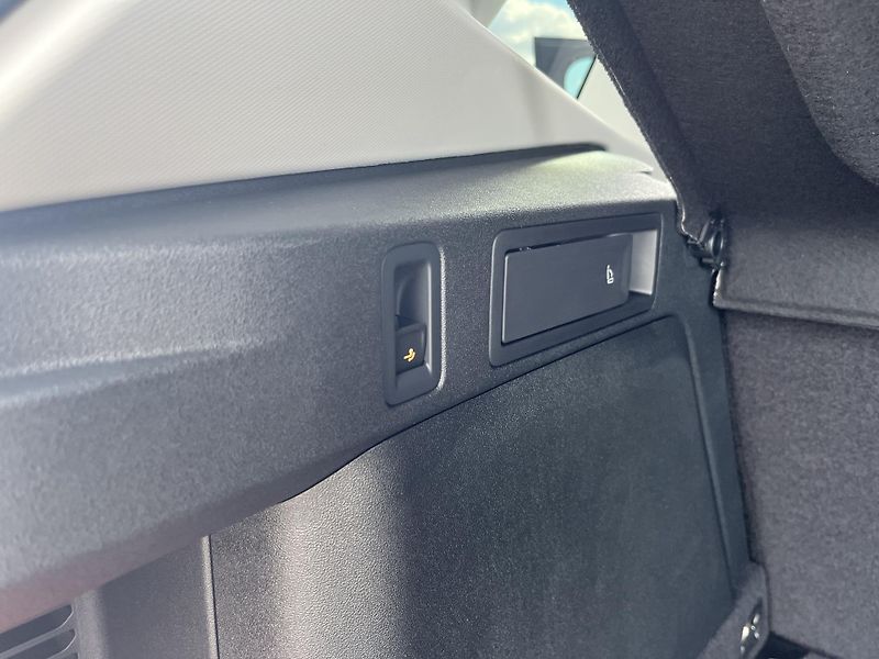 Volkswagen Tiguan People 1,5 TSI 150 kW eHybrid - fotka 22 z 23