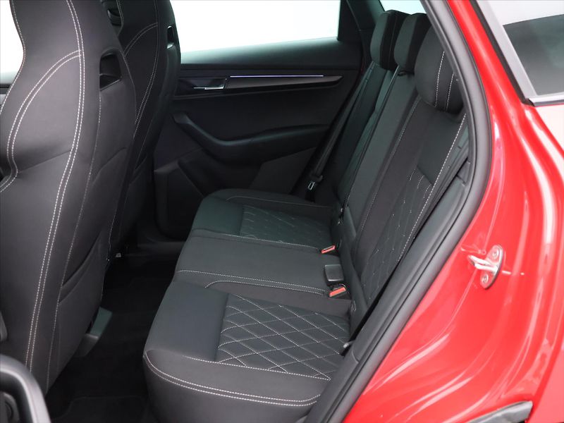 Škoda Karoq 2,0 TSI 140kW DSG CZ Sportline - fotka 15 z 33